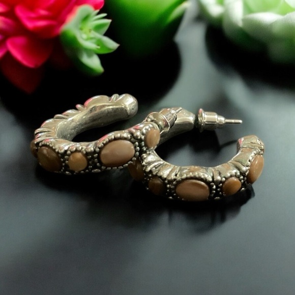 CHAPS hoop Post Earrings 7/8" Silver Tone Metal Multi
Tan Brown - Picture 1 of 10